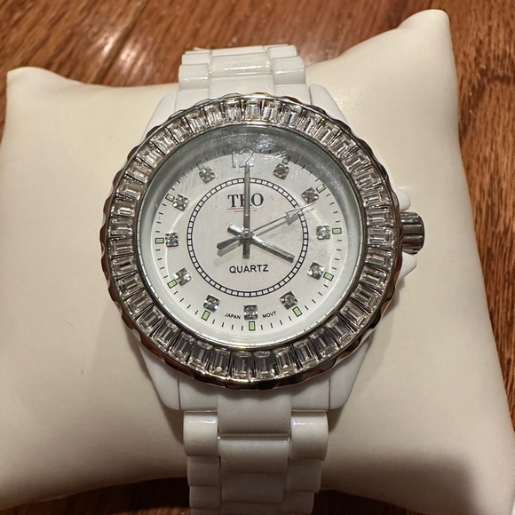 Ladies watch with Swarovski crystal bezel and number markers - Picture 2 of 3